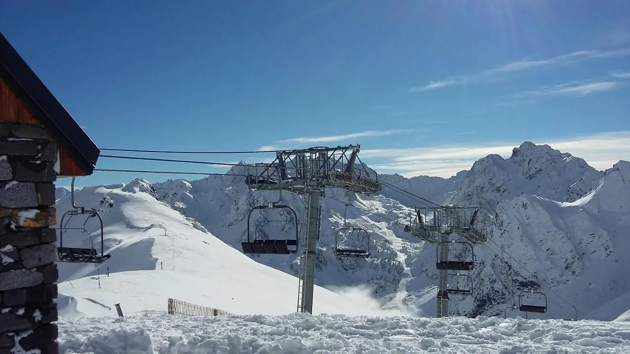 Appartements Et Studios Dans Un Gite Au Pied Des Pistes 라몽지 0*,